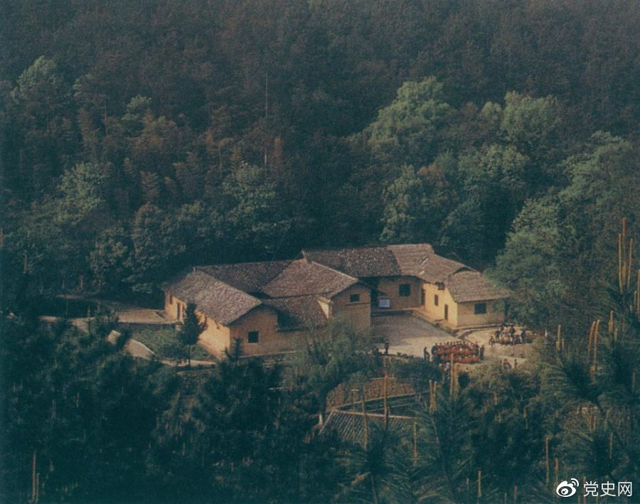 毛澤東故居——湖南省湘潭縣韶山?jīng)_上屋場(chǎng)。1893年12月26日，毛澤東在這里誕生。