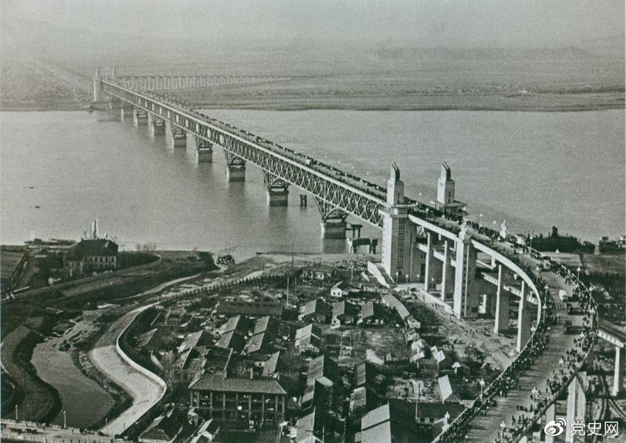 1968年12月29日， 南京長江大橋全面建成通車。這是當(dāng)時中國自行設(shè)計建造的最大的鐵路、公路兩用橋。